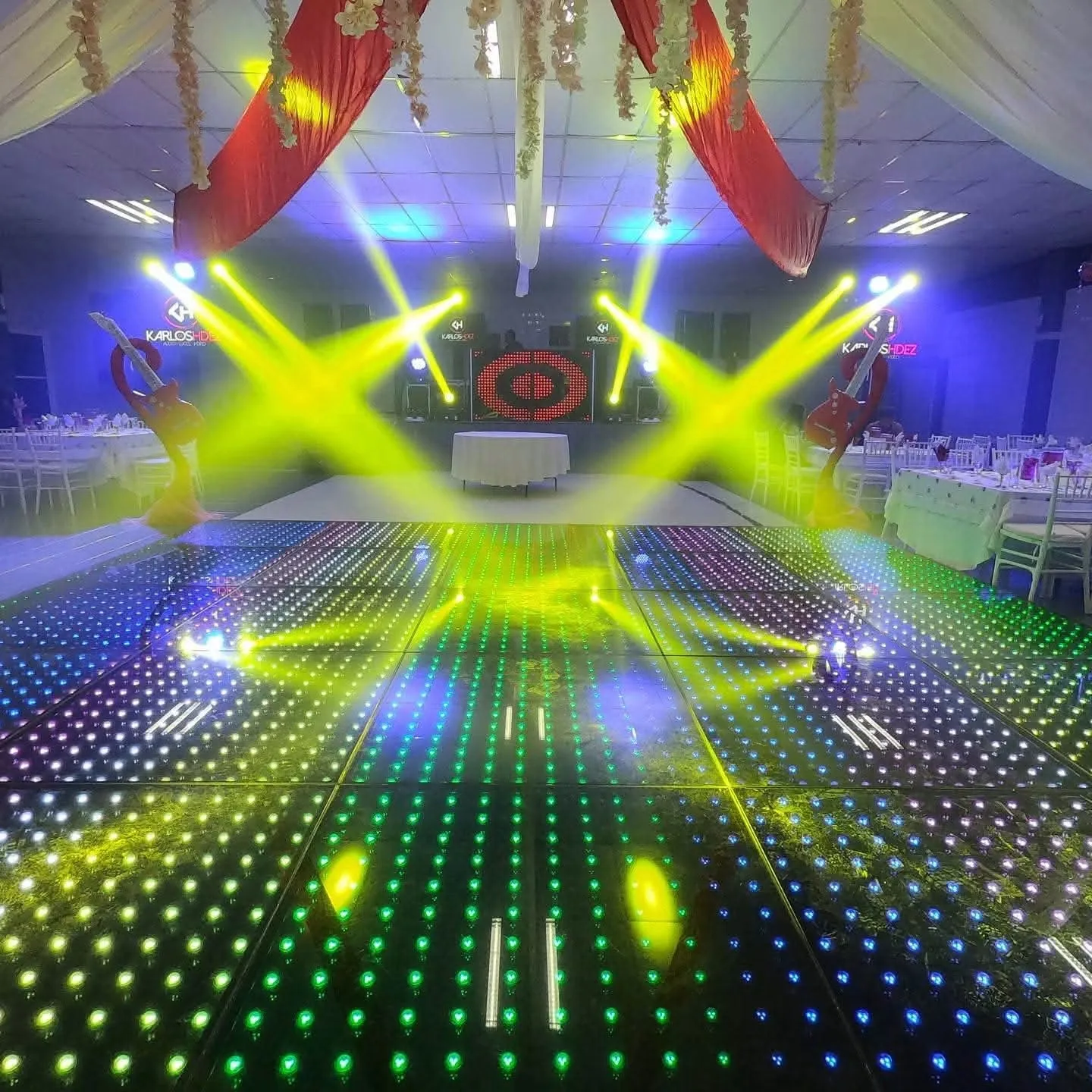 Pista LED con iluminación profesional en evento